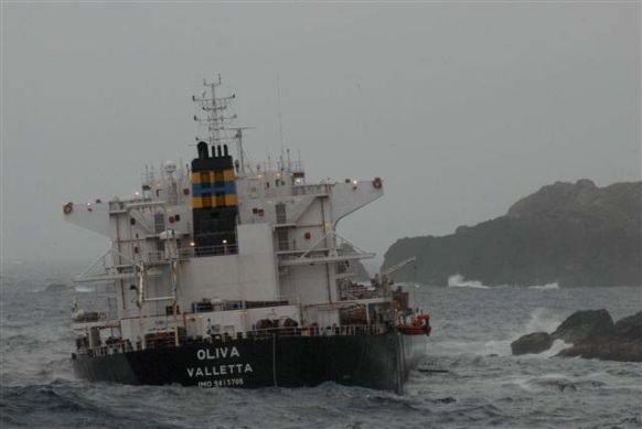 2013.03.18 -Bulk Carrier Runs Aground and Breaks in Half Figure 3