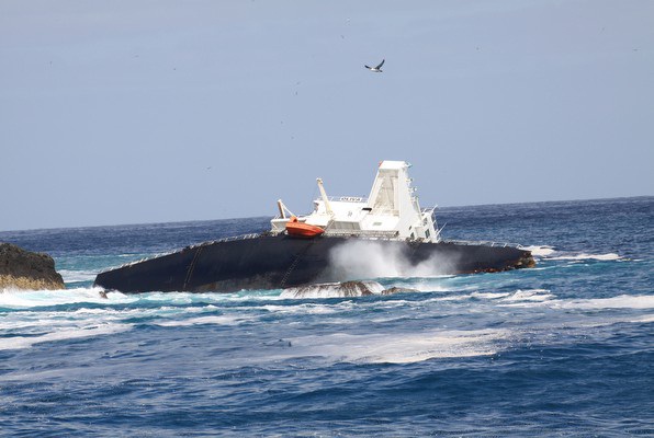 2013.03.18 -Bulk Carrier Runs Aground and Breaks in Half Figure 4
