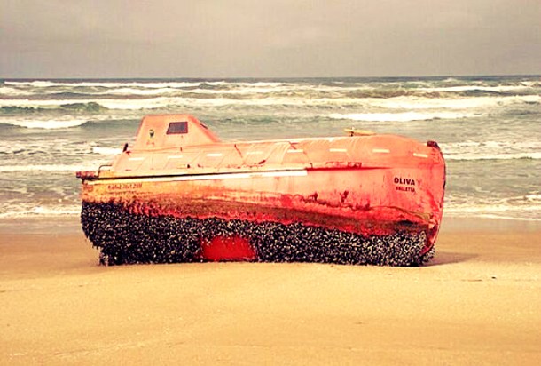 2013.04.03 - Shipwreck Lifeboat from 2011 Accident Washes up in Australia