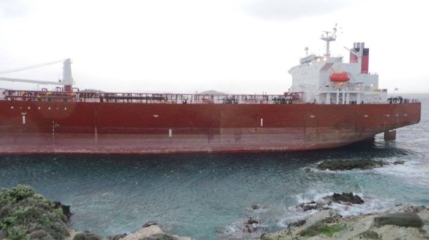 Oil Tanker Grounding due to Strong Winds at Syros, Greece Figure 2